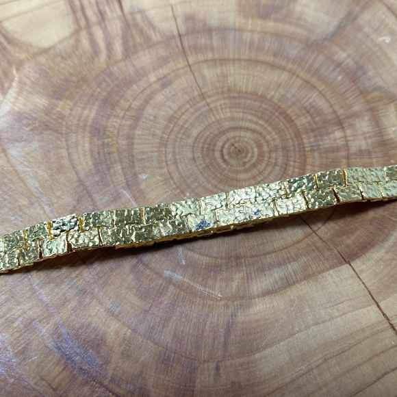 Gorgeous nugget style gold tone bracelet with clear rhinestones. Foldover clasp - Picture 4 of 7